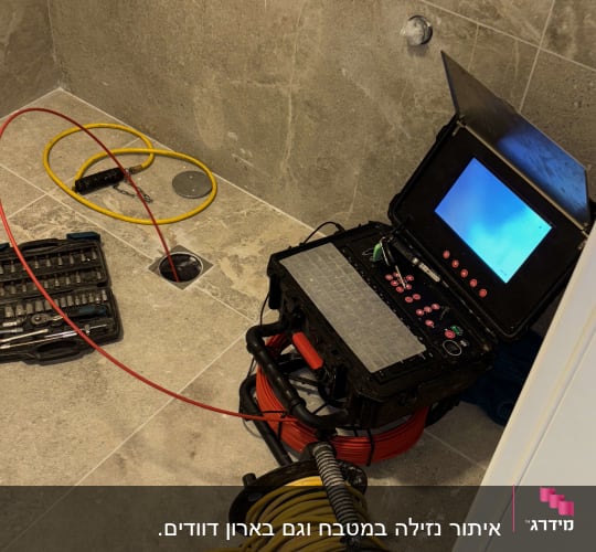 מכשיר איתור נזילות עם מסך, כבלים וכלי עבודה